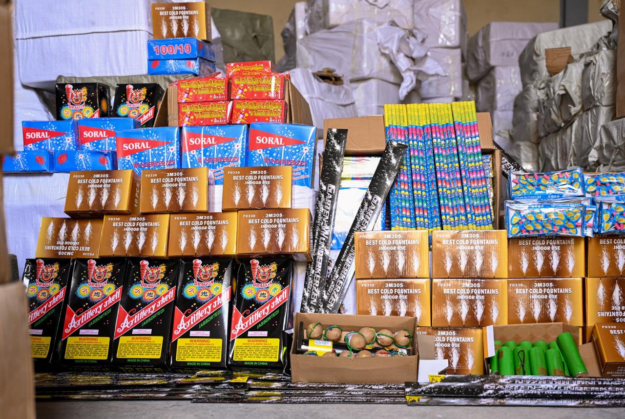 تمكّنت القيادة العامة لشرطة الشارقة من ضبط أشخاص بحوزتهم 60 طناً من الألعاب النارية؛ وذلك ضمن جهودها المستمرة لتعزيز الأمن والسلامة العامة، والتصدي للممارسات السلبية التي تشكل خطراً ...